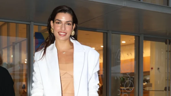 Νονά στην Ύδρα η Τόνια Σωτηροπούλου - Η κομψή δημιουργία που φόρεσε στο πλευρό του Κωστή Μαραβέγια