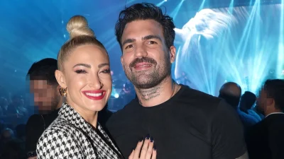 Για γευσιγνωσία στο μαγαζί του Δημήτρη Αλεξάνδρου στην Αράχωβα η Ιωάννα Τούνη και ο μικρός Πάρης - Το πρωί είναι brunchάδικο και το βράδυ club