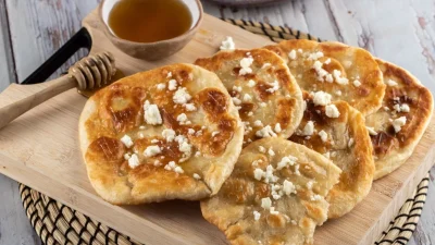 Πως να φτιάξεις μόνη σου σπίτι της τραβηχτές πίτες της Μάνης με φέτα και μέλι