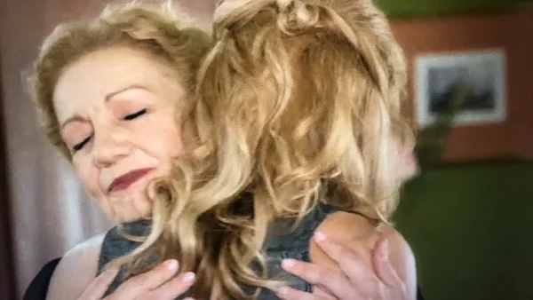 «Θα γίνουν κολλητές στο τέλος...» - Χαμός στο twitter για την αγκαλιά Μαριέτας - Αλεξάνδρας στη σειρά "Έρωτας Φυγάς"