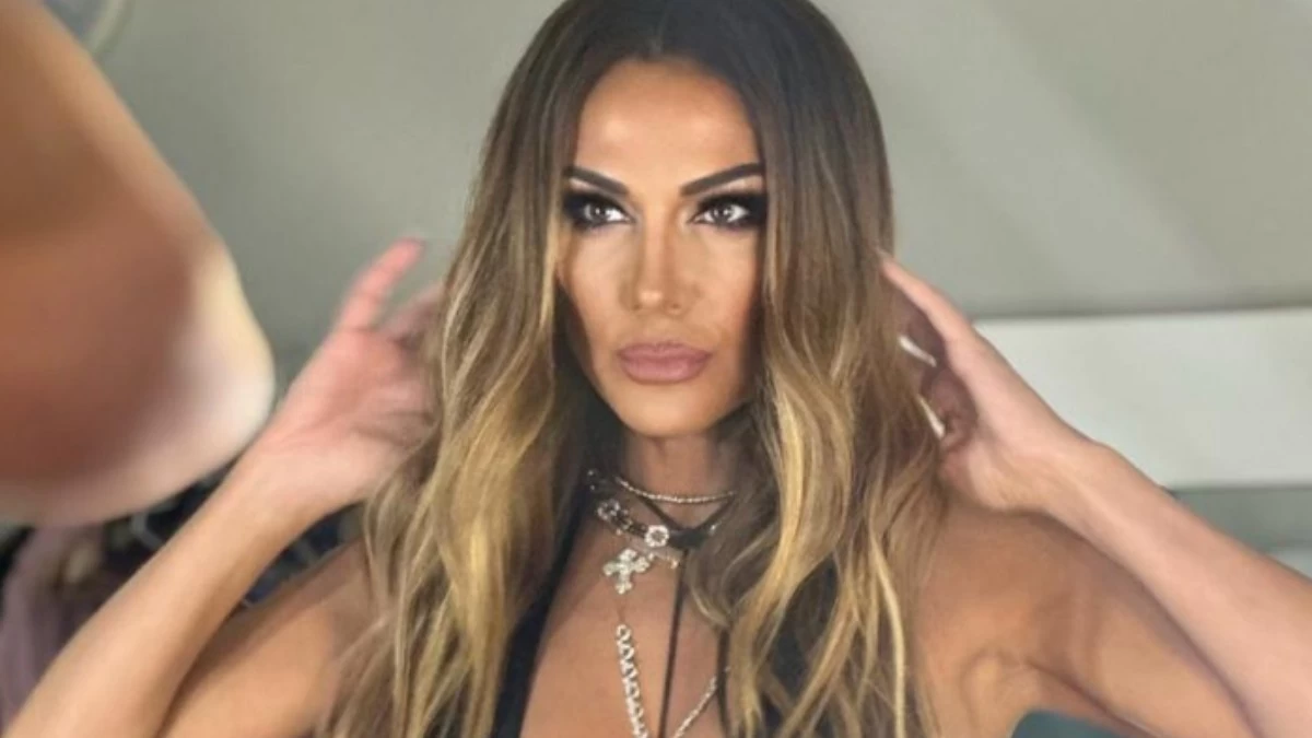 Θέμα συζήτησης η εμφάνιση της Δέσποινας Βανδή στο Panik Concert - Έβαλε μαύρο αποκαλυπτικό φόρεμα από βινύλ με ουρά