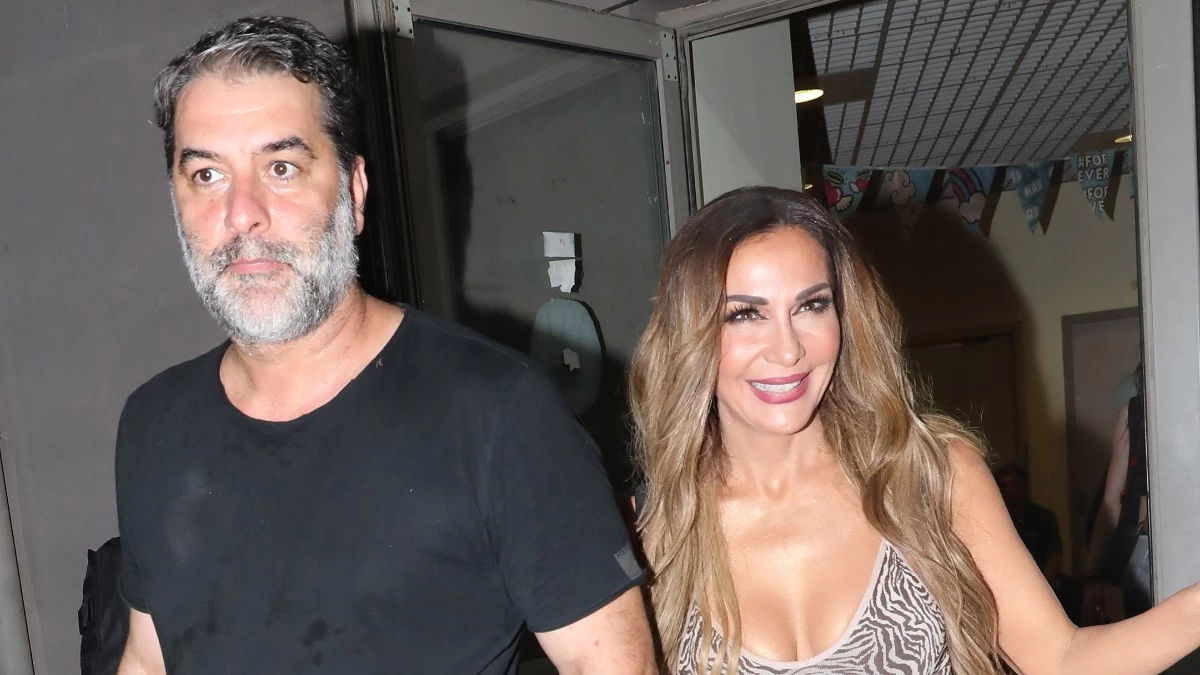 «Και κάπως έτσι αποχαιρετήσαμε...» - Η τρυφερή φωτογραφία της Δέσποινας Βανδή με τον Βασίλη Μπισμπίκη στη θάλασσα