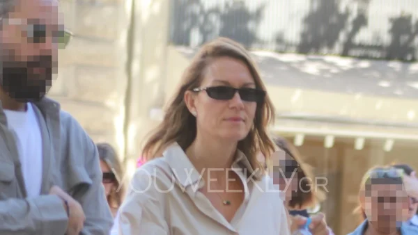 Άβαφη με βερμούδα και ατημέλητο χτένισμα - Η εμφάνιση της Βίκυς Καγιά μετά την τηλεοπτική της αποχή