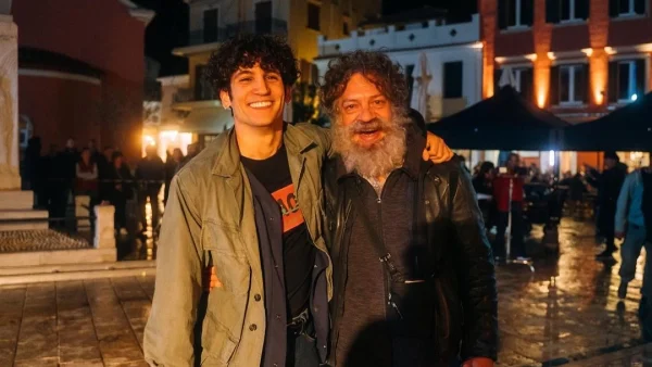 Ορέστης Χαλκιάς και Γιάννης Τσορτέκης ποζάρουν μαζί - Οι φωτογραφίες από τα γυρίσματα του δεύτερου κύκλου του "Maestro"