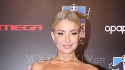 Όλα τα βλέμματα στην είσοδο της Ζόζεφιν - Με φούξια γοργονέ φόρεμα που κάλυπτε το μπούστο με μία λωρίδα