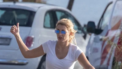 Χαλαρή με biker κολάν στις κούνιες με τον μικρό Βλάσση - Όλο χαμόγελο η Κωνσταντίνα Σπυροπούλου στην παιδική χαρά