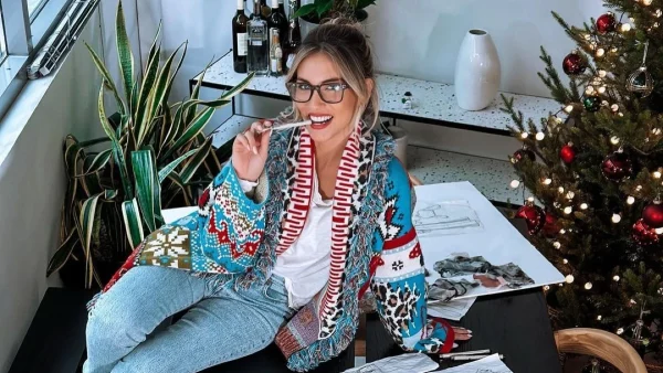 Αθηνά Οικονομάκου: Υιοθέτησε το τέλειο cozy xmas beauty look που θα σε βάλει για τα καλά σε γιορτινό mood!