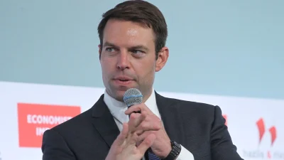 Εκτός από πρόεδρος του ΣΥΡΙΖΑ τώρα και παρουσιαστής - Αυτή θα είναι η εκπομπή του Στέφανου Κασσελάκη στο ραδιόφωνο