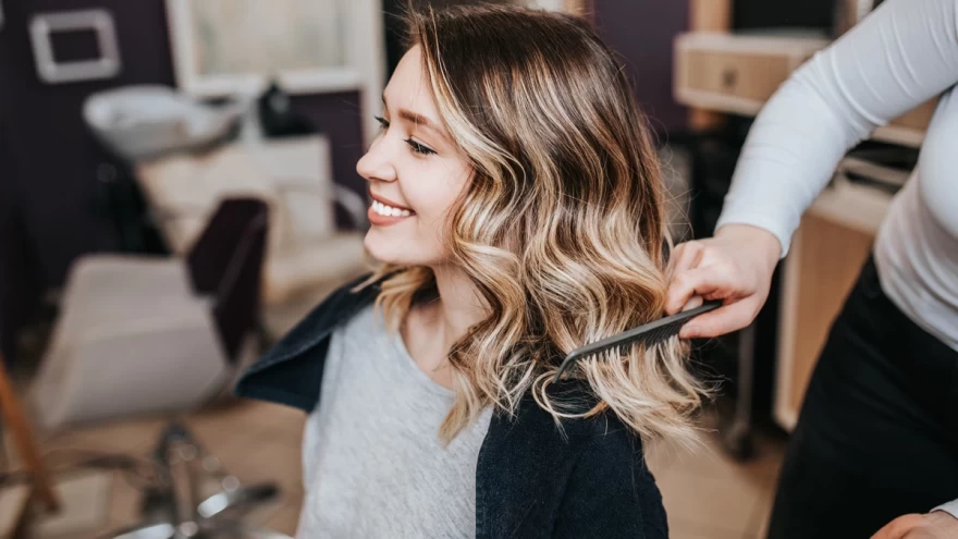 Kitty brunette: Αυτή είναι η τεχνική στο χρώμα των μαλλιών που θα βλέπουμε παντού το 2024!