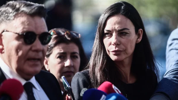 «Δεν έχω προκαλέσει ποτέ στη ζωή μου κανέναν καβγά! Με έβρισε χυδαία, με το κράνος του θρυμμάτισε τον καθρέφτη μου» - Οι πρώτες αποκαλύψεις της Εύης Βατίδου για τη συμπλοκή της με τον μοτοσυκλετιστή