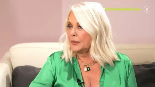 «Έχω φάει τόσο ξύλο!  Έκλαιγα στα καμαρίνια, υπέφερα» - Η σπάνια εξομολόγηση της Ρούλας Κορομηλά για το bullying που έχει βιώσει στην καριέρα της