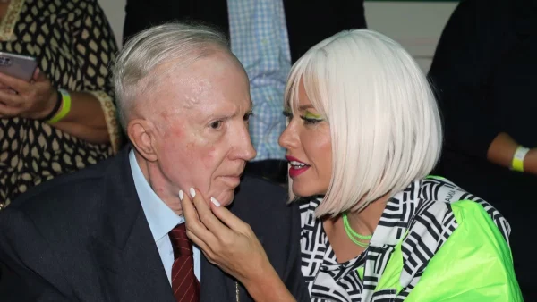 Ρομαντικό δείπνο σε ψαροταβέρνα των Εξαρχείων - Η καντάδα με βιολί στην Τζόρτζια Σιακαβάρα από τον Κωνσταντίνο Πλεύρη