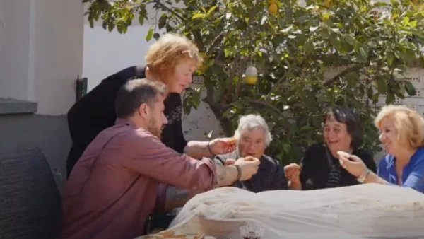 «Την εκπομπή αυτή πρέπει να την πάρει ο ΕΟΤ» - Έκανε πρεμιέρα το Akis Food Tour και το Twitter ξεσάλωσε