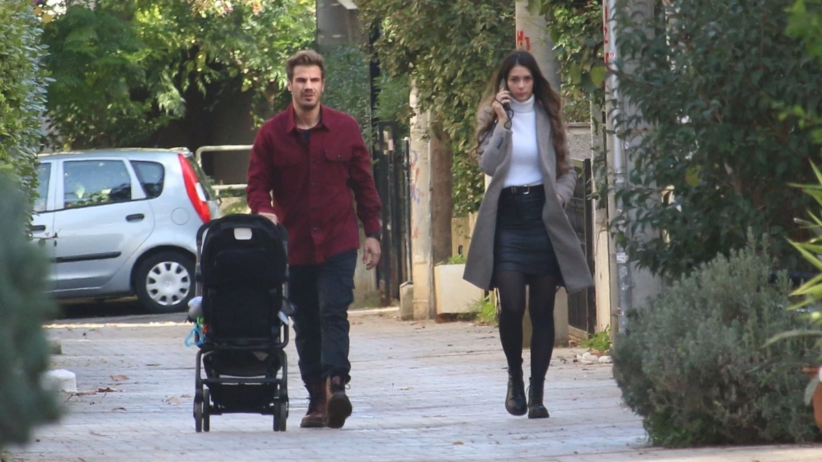 Άκης Πετρετζίκης: Τα παιχνίδια με τον γιο και την κόρη του στο σαλόνι του σπιτιού τους - Από τη μία τα λούτρινα και από την άλλη τα κουκλάκια