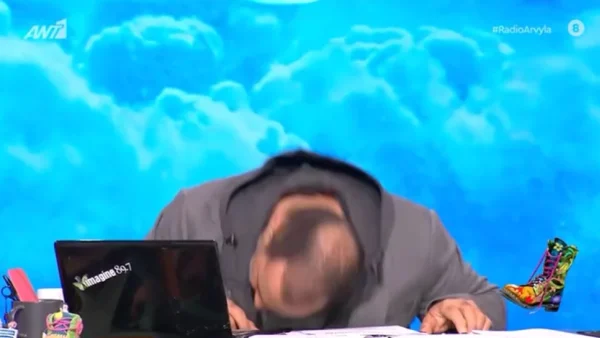 Ράδιο Αρβύλα: «Σέρνομαι...», είπε και έπεσε με το κεφάλι στο γραφείο μπροστά του - Καταπονημένος ο Αντώνης Κανάκης