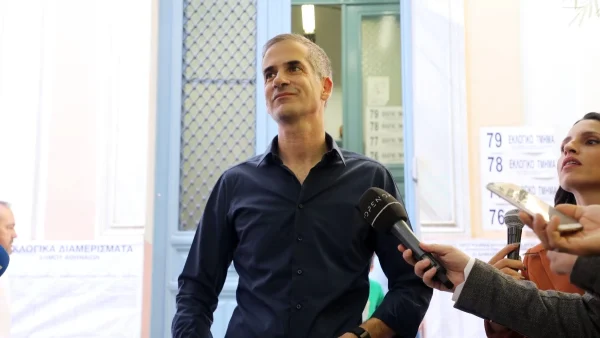 «Θα τον θυμόμαστε για πάντα...» - Το τελευταίο αντίο του Κώστα Μπακογιάννη στο Βαγγέλη Ξυδέα