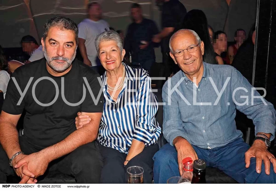 Βασίλης Μπισμπίκης: Στην πρεμιέρα της Βανδή, στην Ιερά οδό, με τους γονείς του - Σε άλλο τραπέζι, μόνη, η Μελίνα Νικολαΐδου