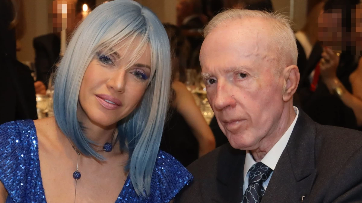 Πόζαραν στις κάμερες και μετά αντάλλαζαν "καυτά" φιλιά στο στόμα - Οι τρυφερές στιγμές Σιακαβάρα και Πλεύρη σε έξοδο τους