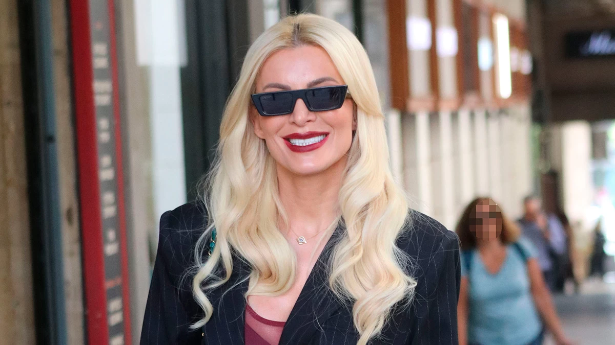 H Κατερίνα Καινούργιου απογείωσε το street style με μάξι mermaid φούστα