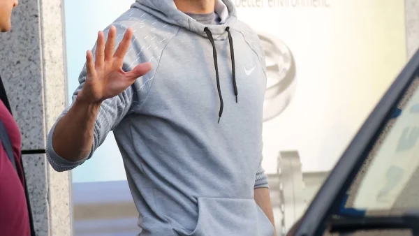 Πασίγνωστος τραγουδιστής αποσύρεται από τη μουσική σκηνή - Θα κυκλοφορήσει το τελευταίο του άλμπουμ το Φεβρουάριο