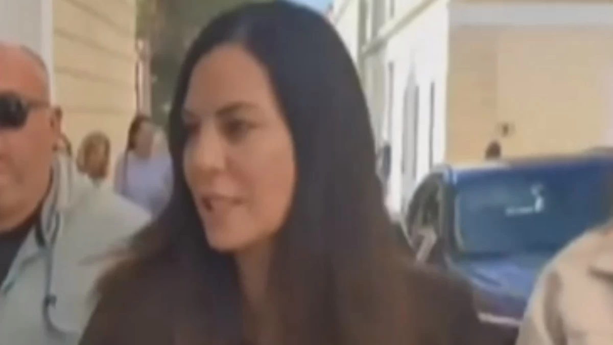 Έφτασε στην Ευελπίδων η Εύη Βατίδου - Καρέ καρέ τα πλάνα λίγο πριν περάσει την πόρτα του ανακριτή