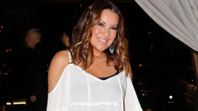 Με μακρύ μπουφάν, σκούφο και αρβυλάκια - Χαμογελαστή η Ναταλία Γερμανού στο χιονισμένο Βερολίνο