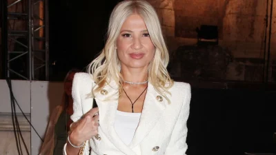 Ολόκληρο ''θηρίο'' το χριστουγεννιάτικο δέντρο της Φαίης Σκορδά με χρυσές & λευκές μπάλες - Έδενε ''γάντι'' στο νεοκλασικό σπίτι της