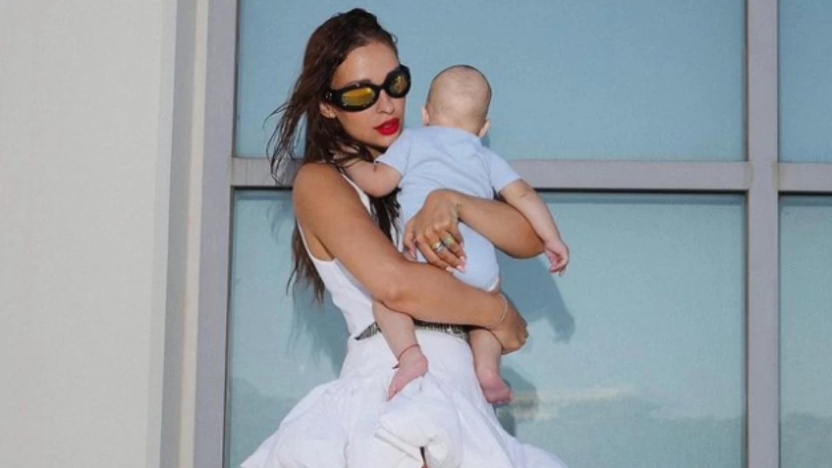 Χόρευε στο πάτωμα του σπιτιού της - Ενθουσιασμένη η Ελένη Φουρέιρα με τις κινήσεις του μοναχογιού της (Βίντεο)