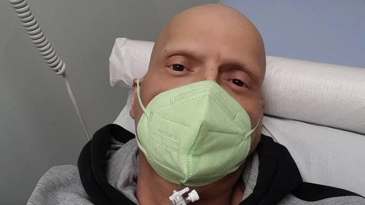 «Είμαι ανήμπορος με μπαστούνι και μελανιασμένος» - Η συγκλονιστική φωτογραφία του Γιώργου Δασκαλάκη με το σώμα του μετά τις εγχειρήσεις για τον καρκίνο