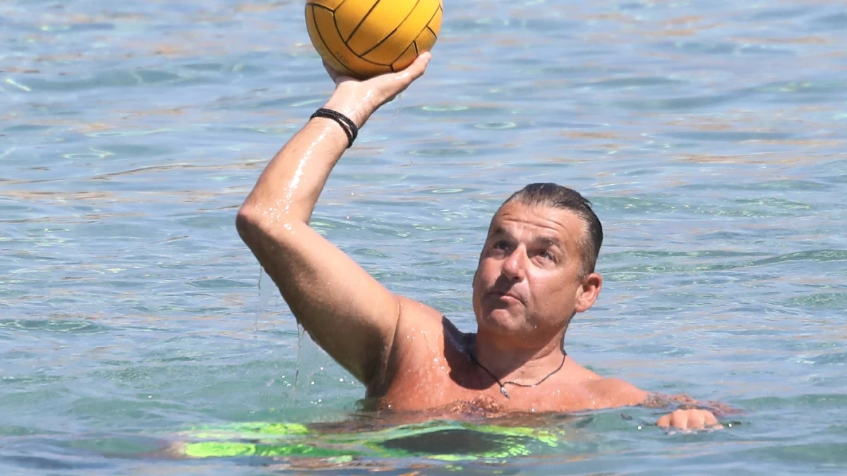 Στην παραλία μετά το Πρωινό - Βίντεο από τις βουτιές του Γιώργου Λιάγκα στα παγωμένα νερά