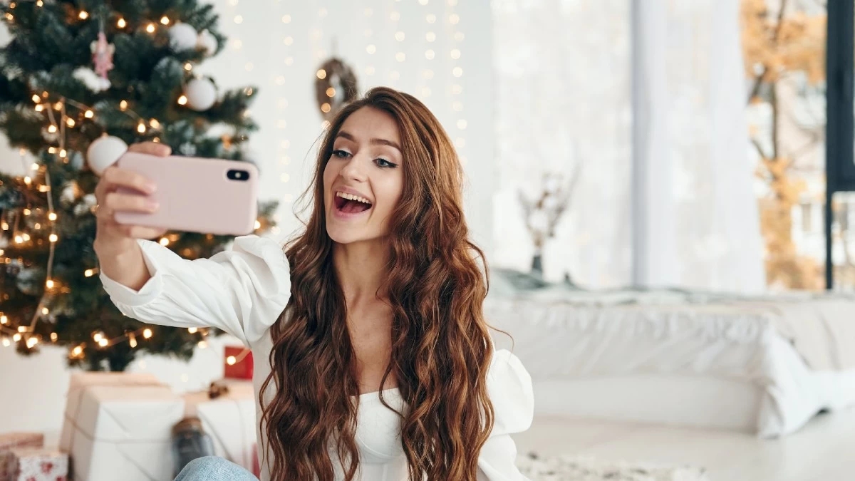 Sleek ή wavy hair-look; Αυτό είναι το πολυεργαλείο που χρειάζεσαι για να πετύχεις το πιο τέλειο Χριστουγεννιάτικο - κι όχι μόνο - χτένισμα