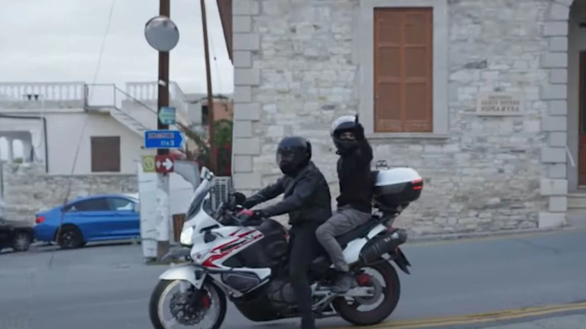 Η γη της ελιάς (29/11): Ξεψυχάει μπροστά από το περιπολικό - Δυο άντρες πάνω σε μηχανή τον πυροβολούν μέχρι θανάτου