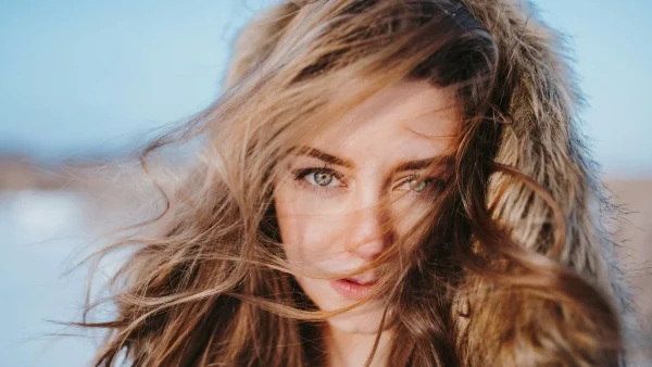 4 tips για να μην φριζάρουν τα μαλλιά σου- Δες και 5 λαδάκια για να τα τιθασεύσεις άμεσα!