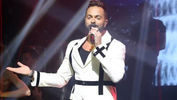 Ο Ηλίας Βρεττός τραγουδά στην πίστα νυχτερινού κέντρου