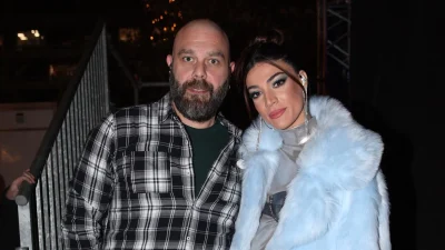 Με ασημί παντελόνι και βελούδινο κορσέ top η Ήβη Αδάμου - Φωτογραφίες από το φαντασμαγορικό party γενεθλίων και το φιλί στον Μιχάλη Κουϊνέλη