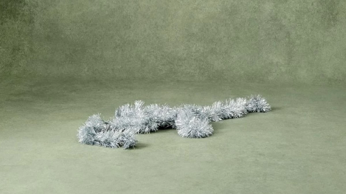 O Jacquemus ντύνει την Kendall Jenner... χριστουγεννιάτικο δέντρο!