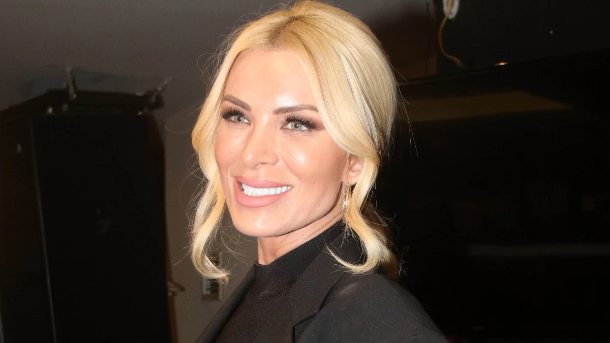 Κατάλευκο, γεμάτο λαμπάκια και χρυσές μπάλες - Το χριστουγεννιάτικο δέντρο που στόλισε η Κατερίνα Καινούργιου με την κούκλα και κομψή μητέρα της