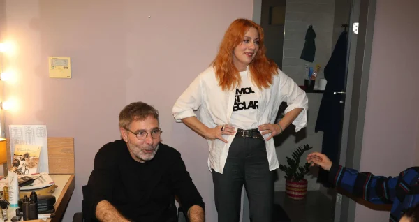 Σε ανεβασμένη διάθεση Αθερίδης & Καρύδη στο καμαρίνι του - Οι αντιδράσεις όταν μπήκε μέσα η κόρη του, Φωτεινή Αθερίδου