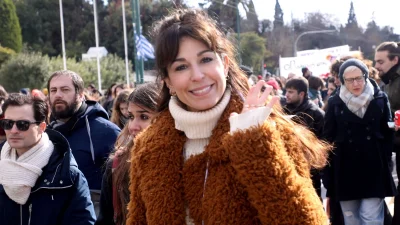 Γεμάτο λαμπάκια και πολύχρωμες μπάλες - Υπερπαραγωγή το χριστουγεννιάτικο δέντρο στο cozy σπίτι της Κατερίνας Παπουτσάκη