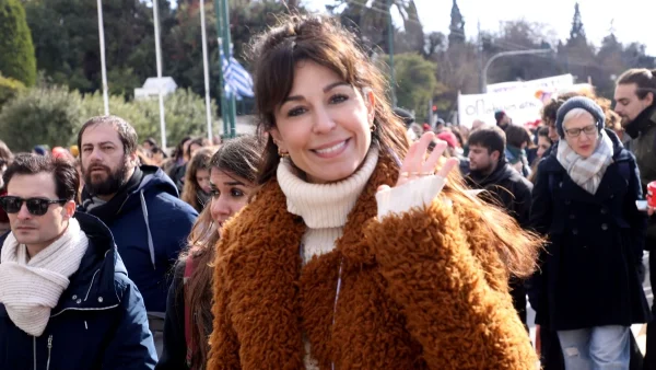 Γεμάτο λαμπάκια και πολύχρωμες μπάλες - Υπερπαραγωγή το χριστουγεννιάτικο δέντρο στο cozy σπίτι της Κατερίνας Παπουτσάκη