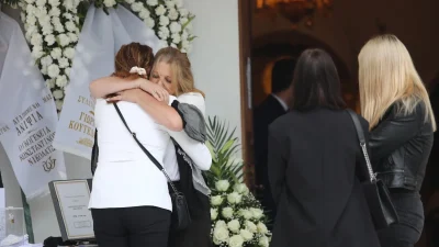 Κηδεία Κάτιας Νικολαΐδου: Οι πρώτες σπαρακτικές εικόνες - Στο ίδιο μέρος έχει ταφεί και ο πατέρας της