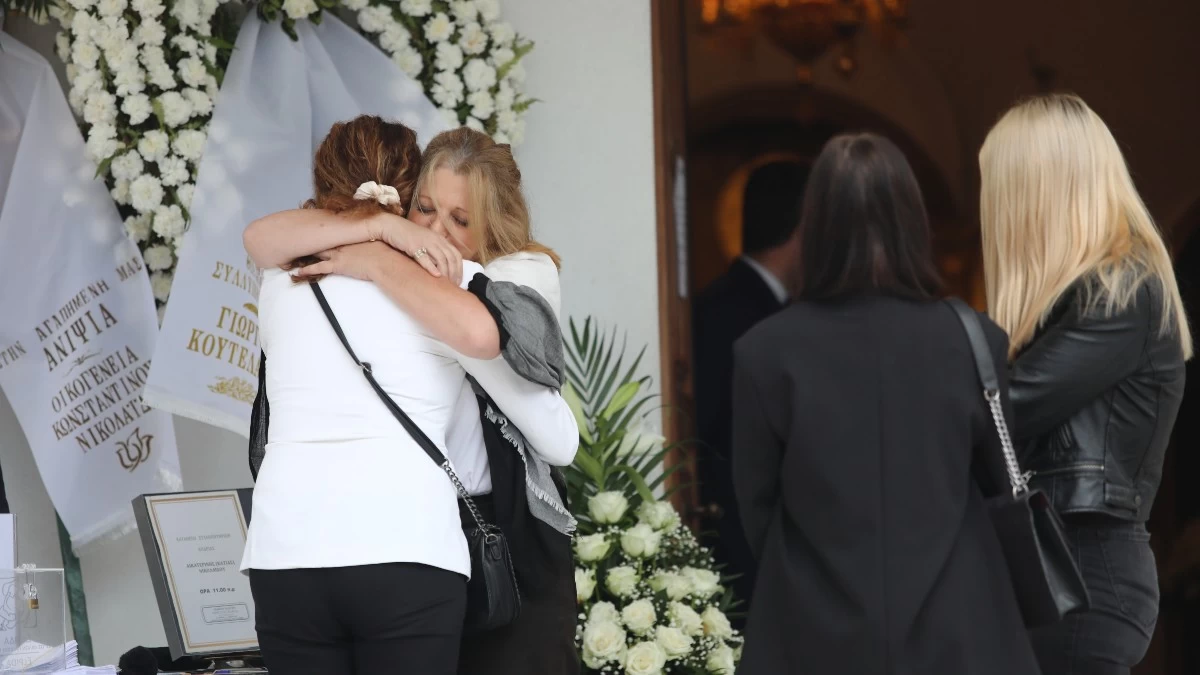 Κηδεία Κάτιας Νικολαΐδου: Οι πρώτες σπαρακτικές εικόνες - Στο ίδιο μέρος έχει ταφεί και ο πατέρας της