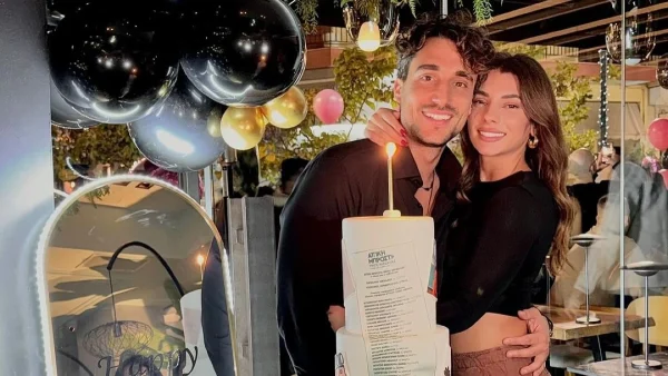 «Μαζί γράφουμε τις ιστορίες...» - Η τρυφερή ανάρτηση του Σάκη Κατσούλη αγκαλιά με την Μαριαλένα Ρουμελιώτη στο πάρτι γενεθλίων του