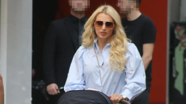 Βιαστική, με το τηλέφωνο στο χέρι - Η βόλτα της Κωνσταντίνας Σπυροπούλου με τον μικρό Βλάσση στο κέντρο της Αθήνας