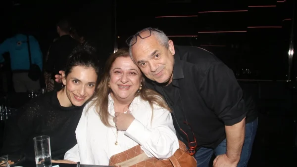 Ελισάβετ Κωνσταντινίδου - Ταξιάρχης Χάνος: Αγκαλιά το πρώην ζευγάρι στο θέατρο