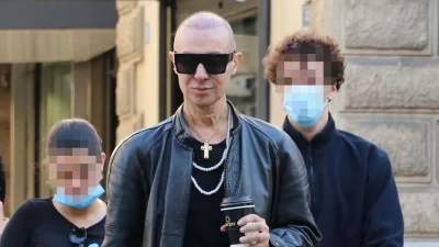 Αγνώριστος ο Βασίλειος Κωστέτσος - Η πρώτη δημόσια εμφάνιση με πλούσια μαλλιά μετά την εμφύτευση