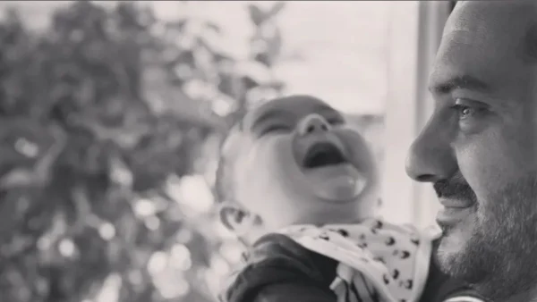 ''Λιώνει'' για τον γιο του ο Λεωνίδας Κουτσόπουλος - Το τρυφερό βίντεο με τον μικρό στη δουλειά του