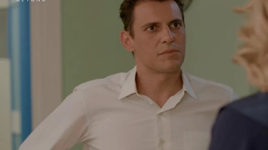 Έρωτας φυγάς: «Είσαι επικίνδυνη και τρελή!» - Ο Μάρκος απειλεί με όπλο την Ευγενία