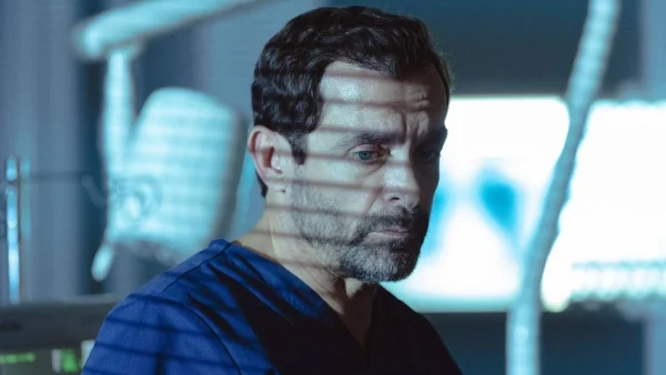 Ο Γιατρός: «Είναι καλύτερο για όλους να μείνεις μακριά, μόνο προβλήματα προκαλείς» - Λιποθυμάει στο νοσοκομείο η κρυμμένη αδερφή του με σύνδρομο Down