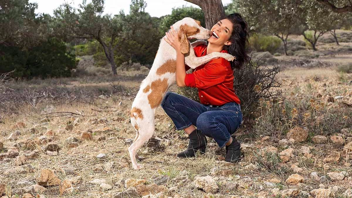 Η Ευτυχία Μελή στο YOU: «Στα αδέσποτα βρήκα το νόημα της ζωής» - Το καταφύγιό της και τα γυρίσματα στο «Προξενιό της Ιουλίας»